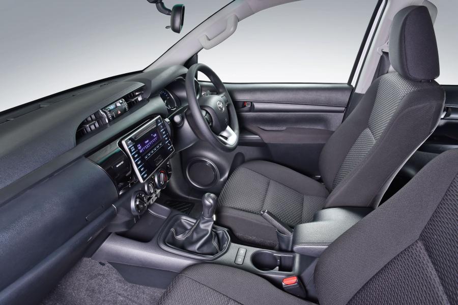 Интерьер Toyota Hilux 4x4 SRX Double Cab 2016 года  (ZA) (фото 35 из 35)